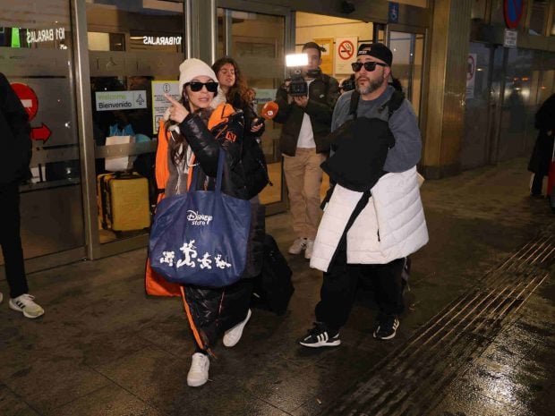 Kiko Rivera con Lola en el aeropuerto