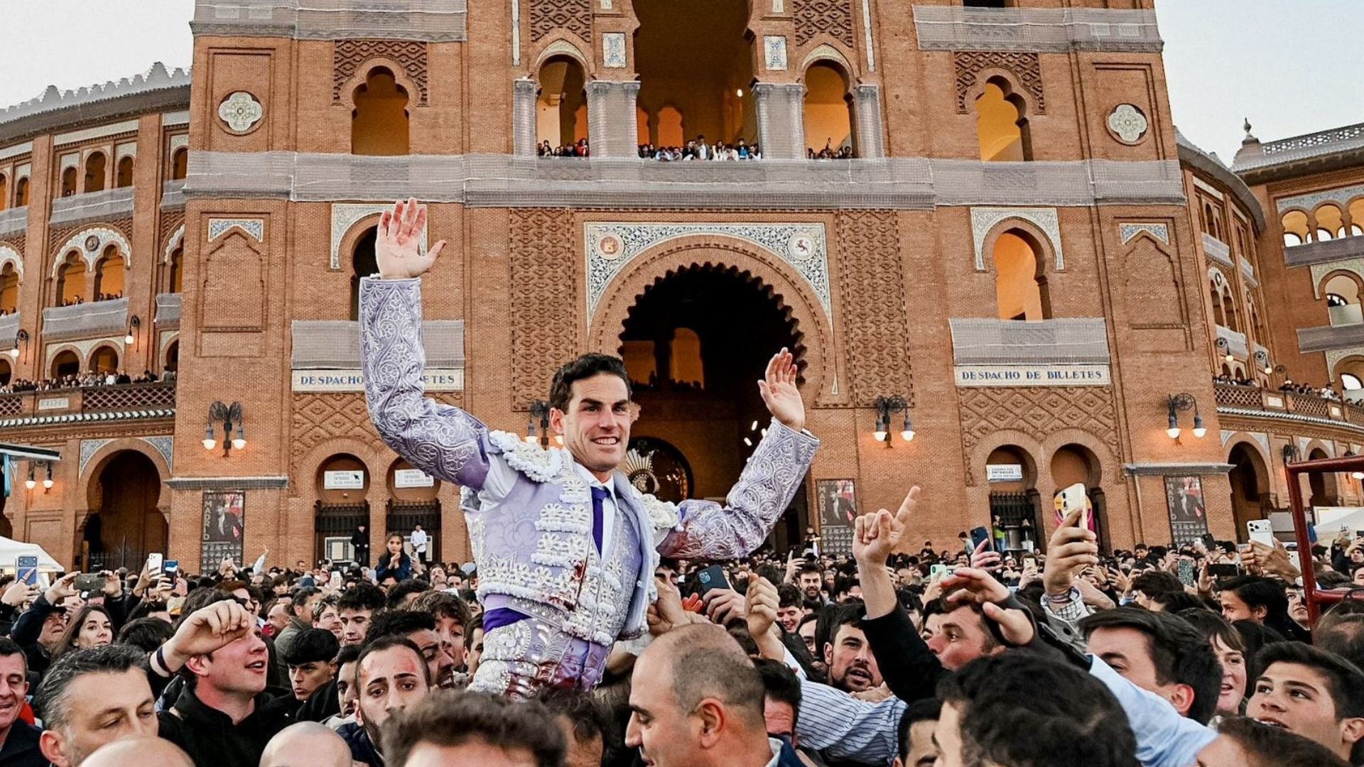 Fernando Adrián abre la Puerta Grande de Las Ventas el día de San Isidro