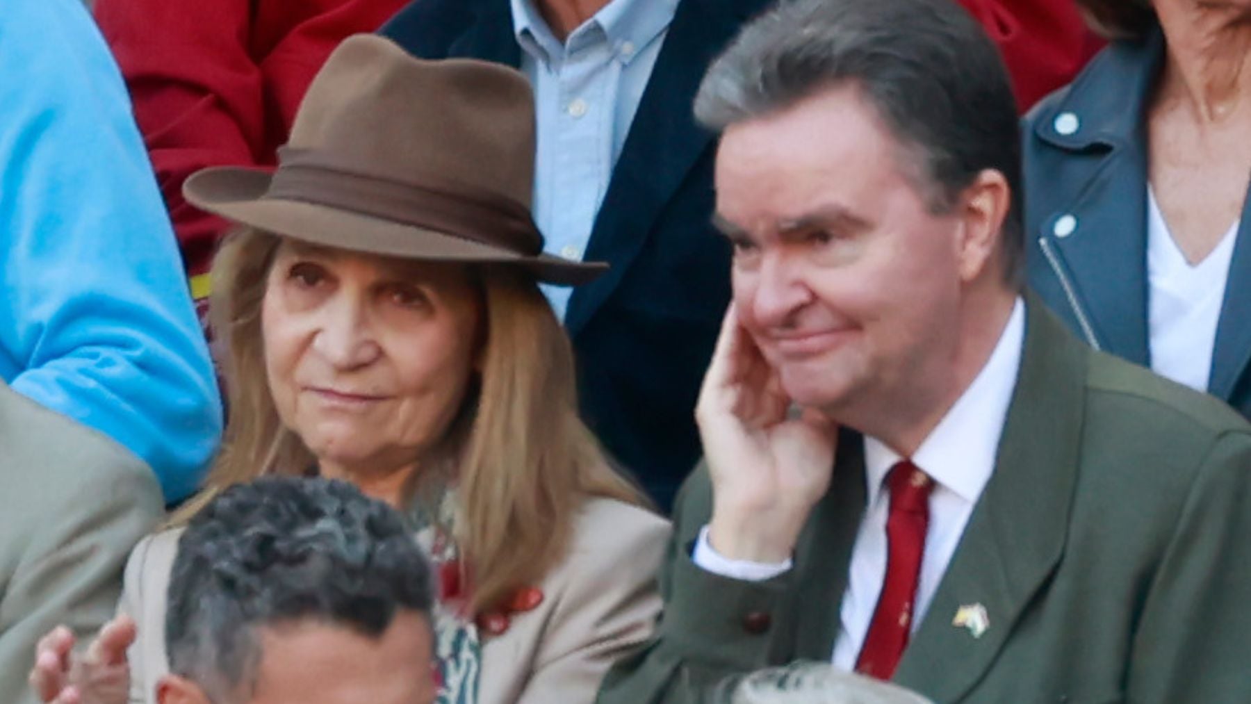 El viejo rumor de romance de la infanta Elena con Jorge de Habsburgo resurge tras compartir una tarde de toros en Las Ventas