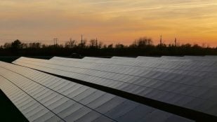 Panel solar en la noche. Foto: Freepik