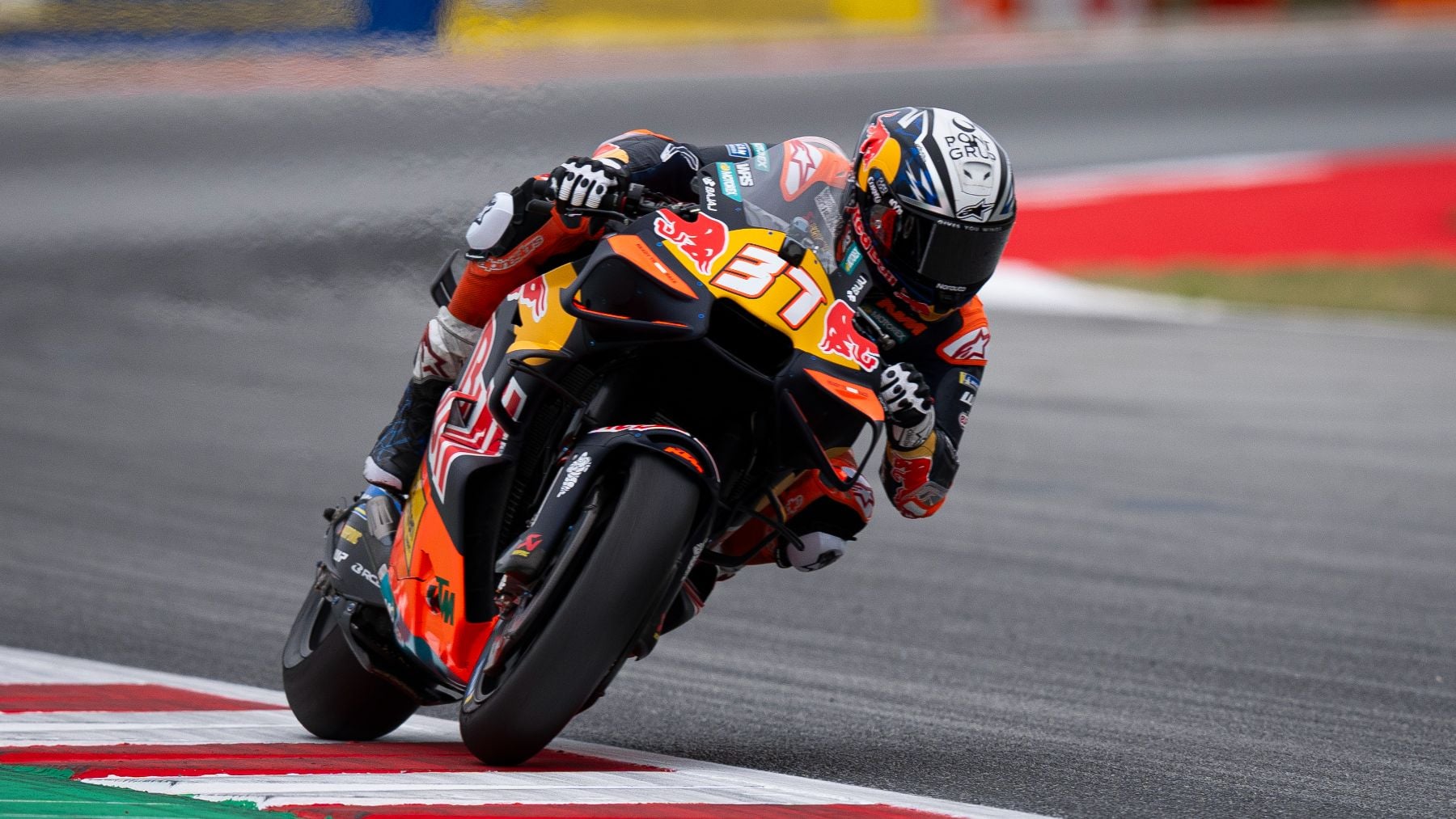 Acosta manda en Montmeló por delante de Álex Márquez y Martín pasará por la repesca