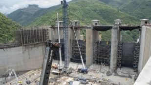 Fase de construcción en la que la estructura de la presa de Colombia alcanzó la cota 320 para la contención del cauce del río Cauca. Fuente: Hidroituango.