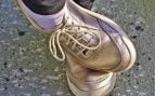Las zapatillas blancas han pasado de moda: la tendencia que ya llevan las más pijas en París y Milán en 2026