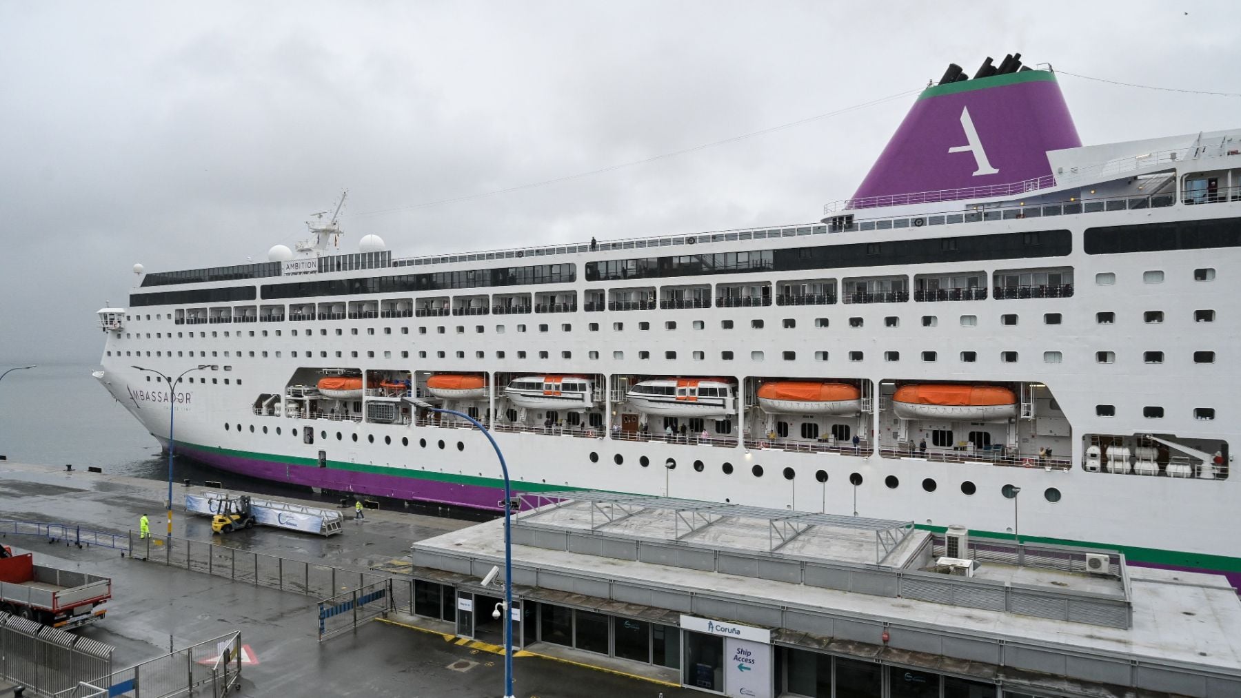 Sanidad autoriza el desembarque en La Coruña del crucero Ambition, con 21 personas aisladas por gastroenteritis