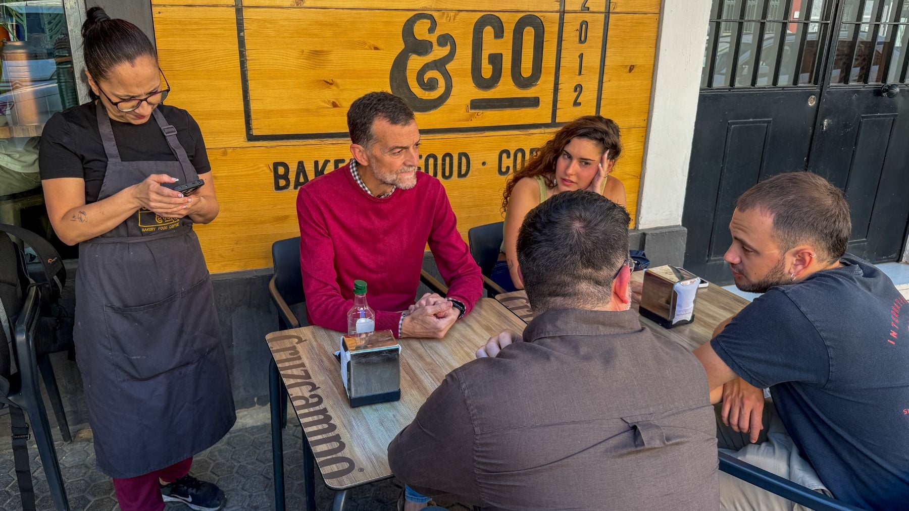 Antonio Maíllo, candidato de Por Andalucía en una terraza con amigos. (Efe)