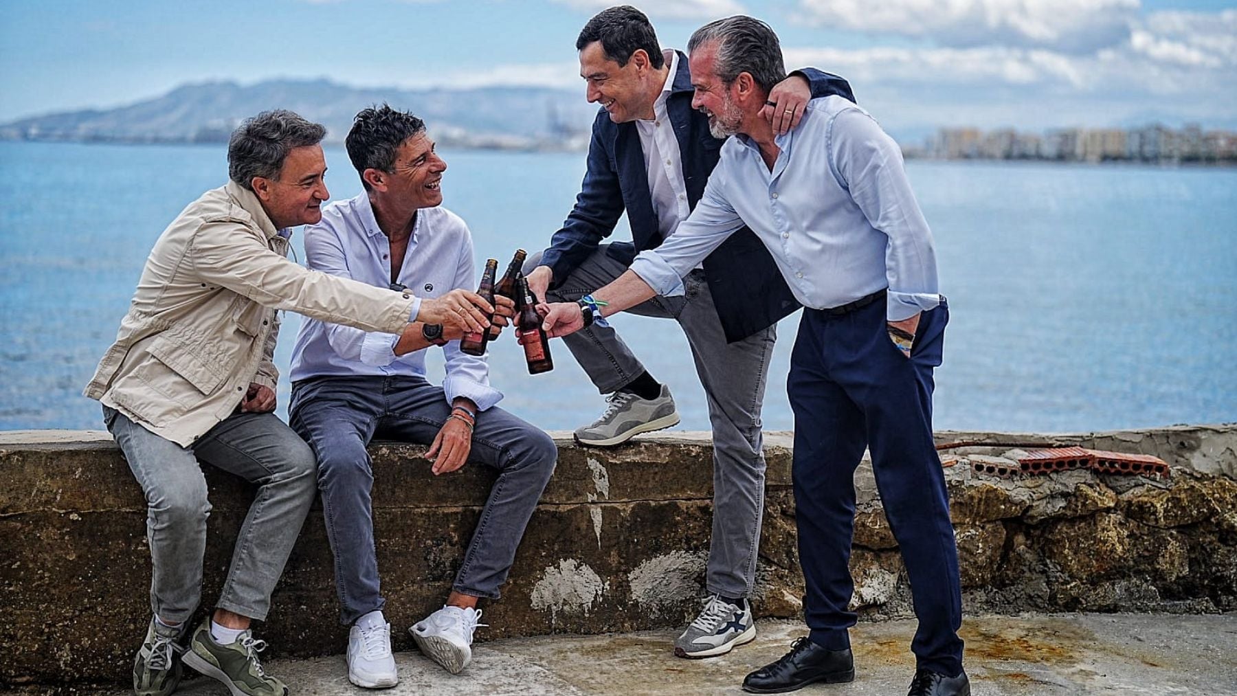 Así pasan los candidatos de Andalucía la jornada de reflexión: aperitivo con amigos, feria de Jerez y paseos por la playa