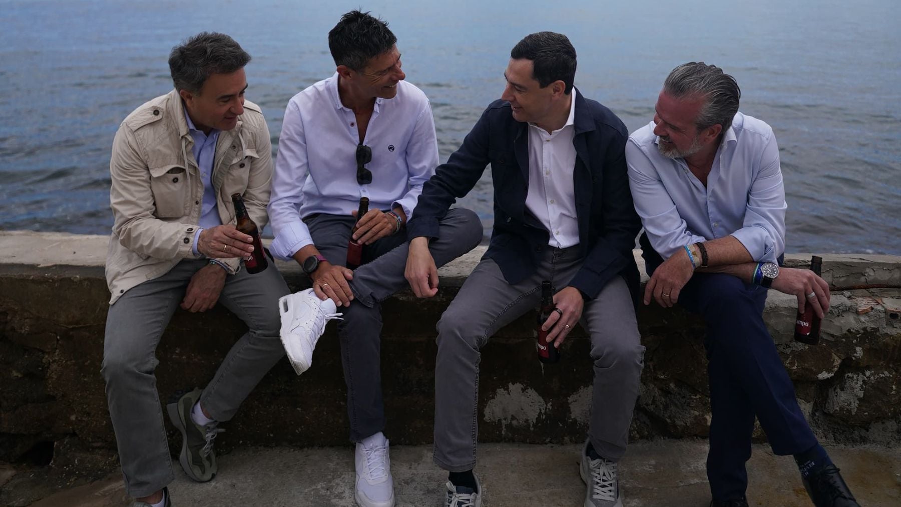 Juanma Moreno junto a varios amigos.