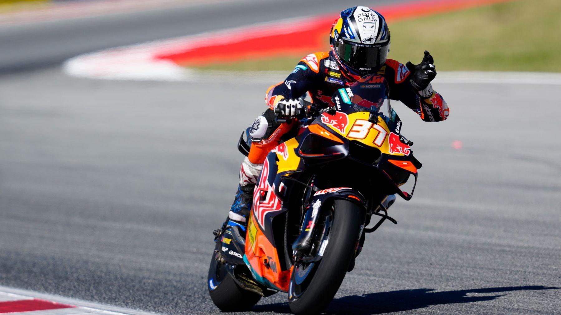 Pedro Acosta arrasa en Montmeló: pole, con Álex Márquez tercero y Martín atrás