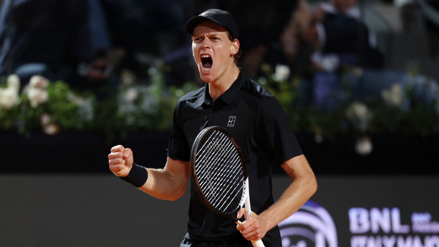 Sinner supera vómitos, calambres y una suspensión para rendir a Medvedev y alcanzar la final en Roma