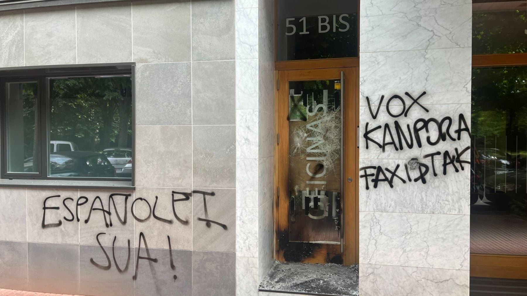 Los proetarras atacan la sede de Vox en Vitoria con piedras y pintadas de fuera fascistas