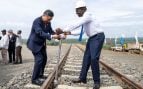 El presidente William Ruto junto al presidente de la China Communications Construction Company (CCCC), Song Hailiang, ajusta un perno durante el lanzamiento de la línea del SGR Naivasha-Kisumu-Malaba el 19 de marzo de 2026. - FOTO: Capital Digital Media (Kenia)