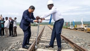 El presidente William Ruto junto al presidente de la China Communications Construction Company (CCCC), Song Hailiang, ajusta un perno durante el lanzamiento de la línea del SGR Naivasha-Kisumu-Malaba el 19 de marzo de 2026. - FOTO: Capital Digital Media (Kenia)