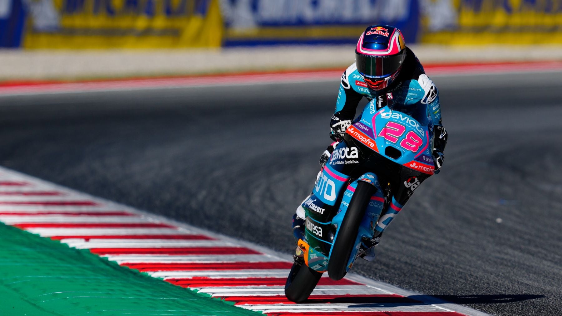 Ha nacido una estrella: Máximo Quiles se exhibe en Montmeló con una victoria a lo campeón