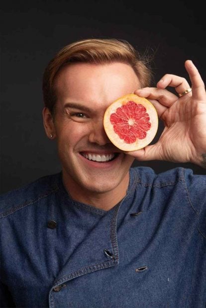 EL chef posando con pomelo, detox