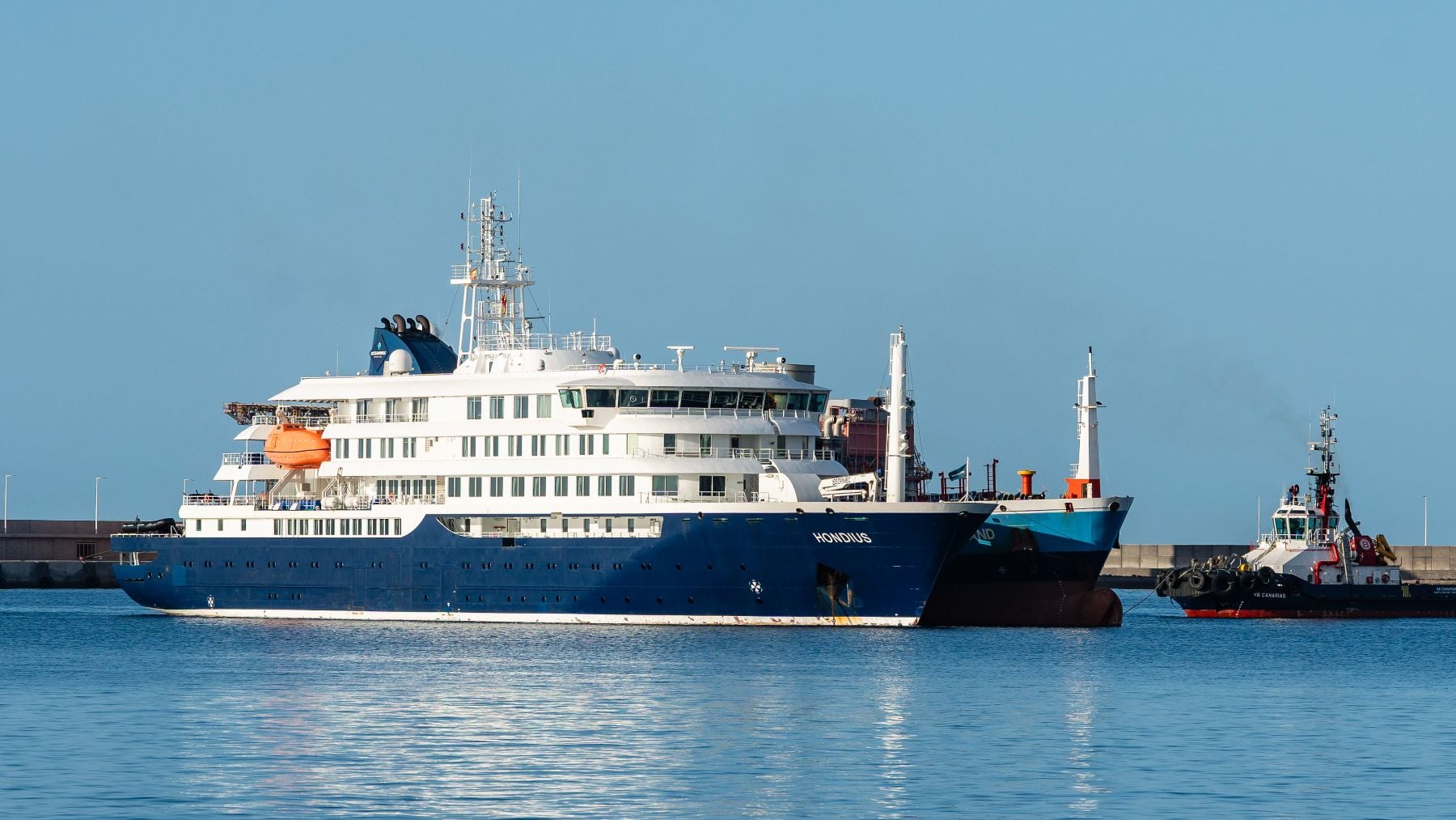 El crucero MV Hondius llega a Róterdam para su desinfección tras el mortal brote de hantavirus