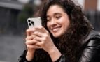 Joven mujer usando un iPhone. Foto: Freepik
