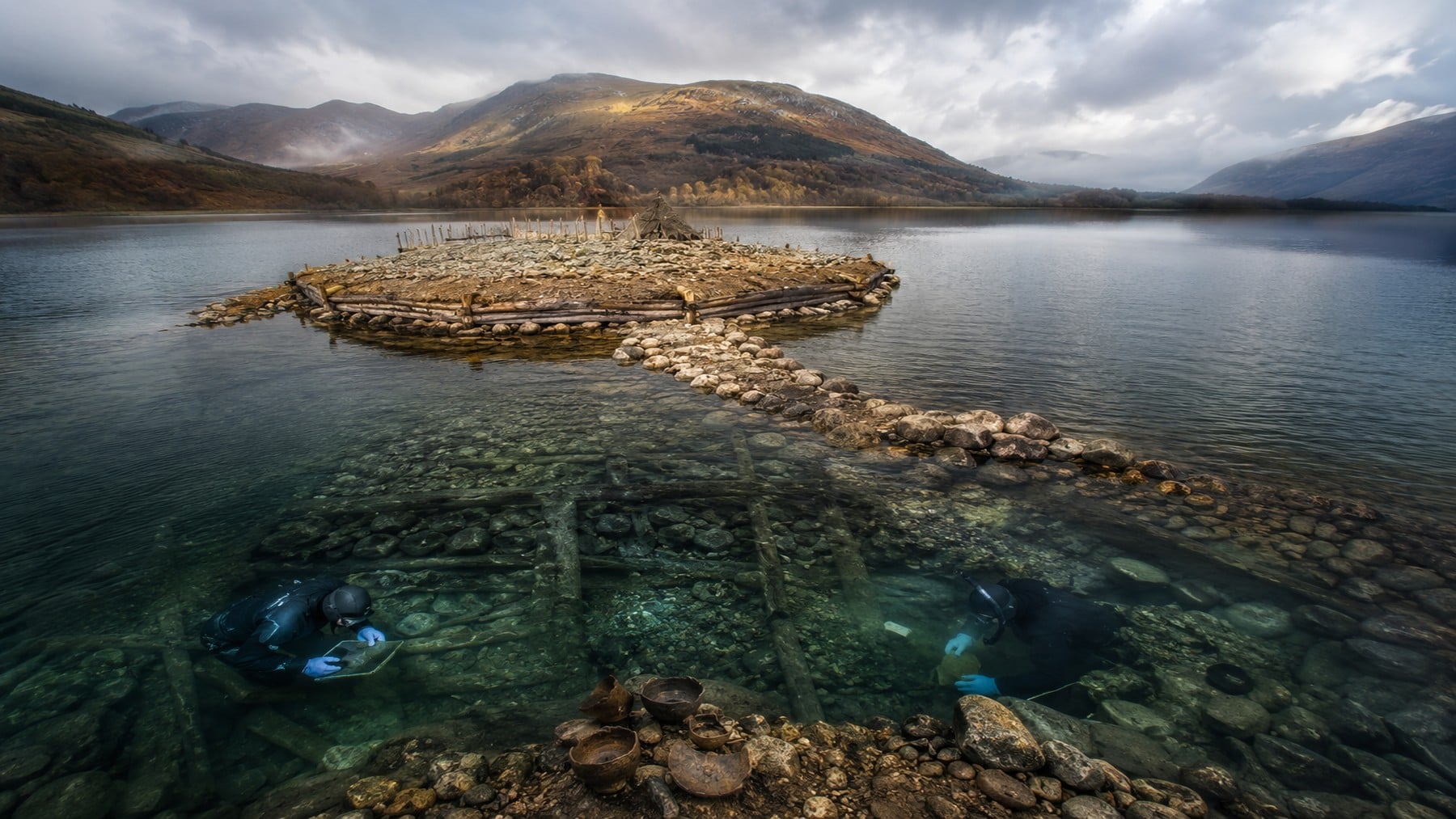 Los arqueólogos no salen de su asombro: descubren en un lago de Escocia una isla artificial más antigua que Stonehenge