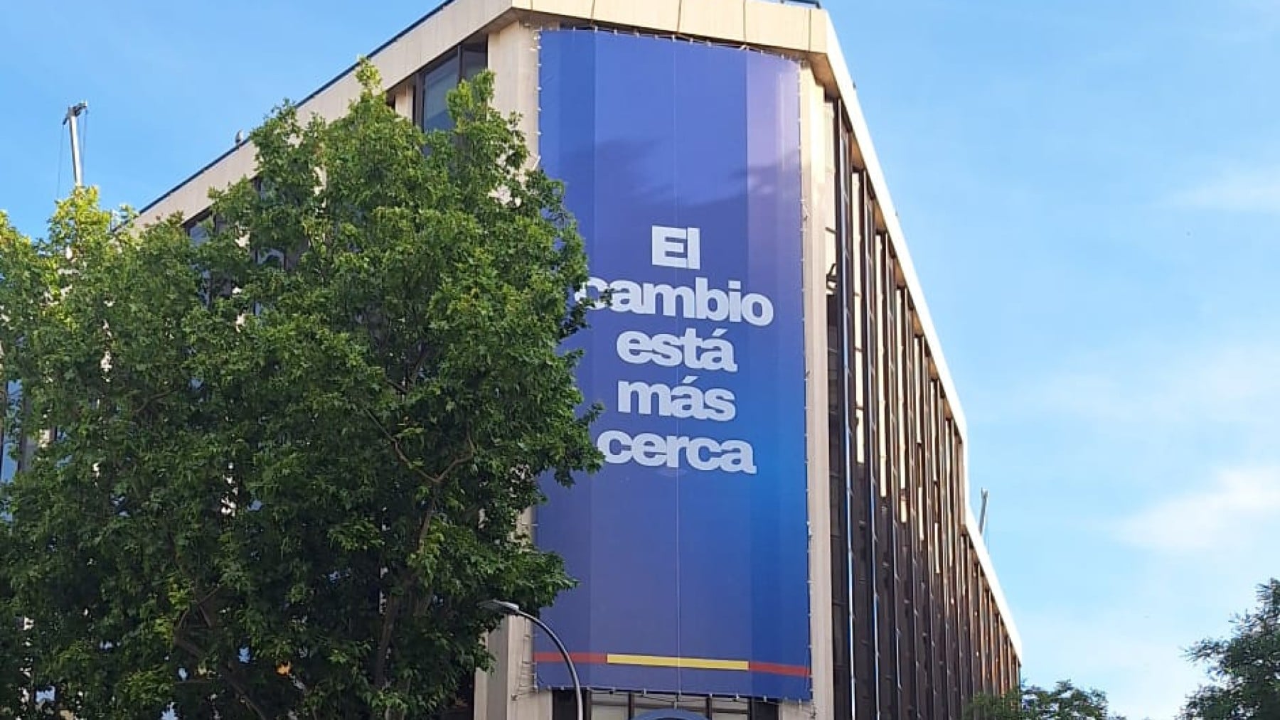 El PP despliega una lona gigante en Génova tras la victoria de Moreno: El cambio está más cerca