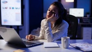 Mujer estresada frente a un ordenador. Foto: Freepik