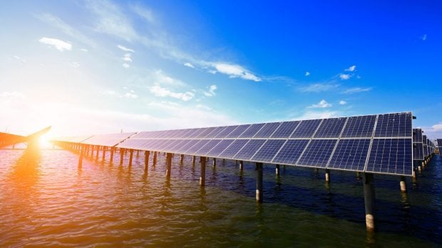 placas solares en el agua