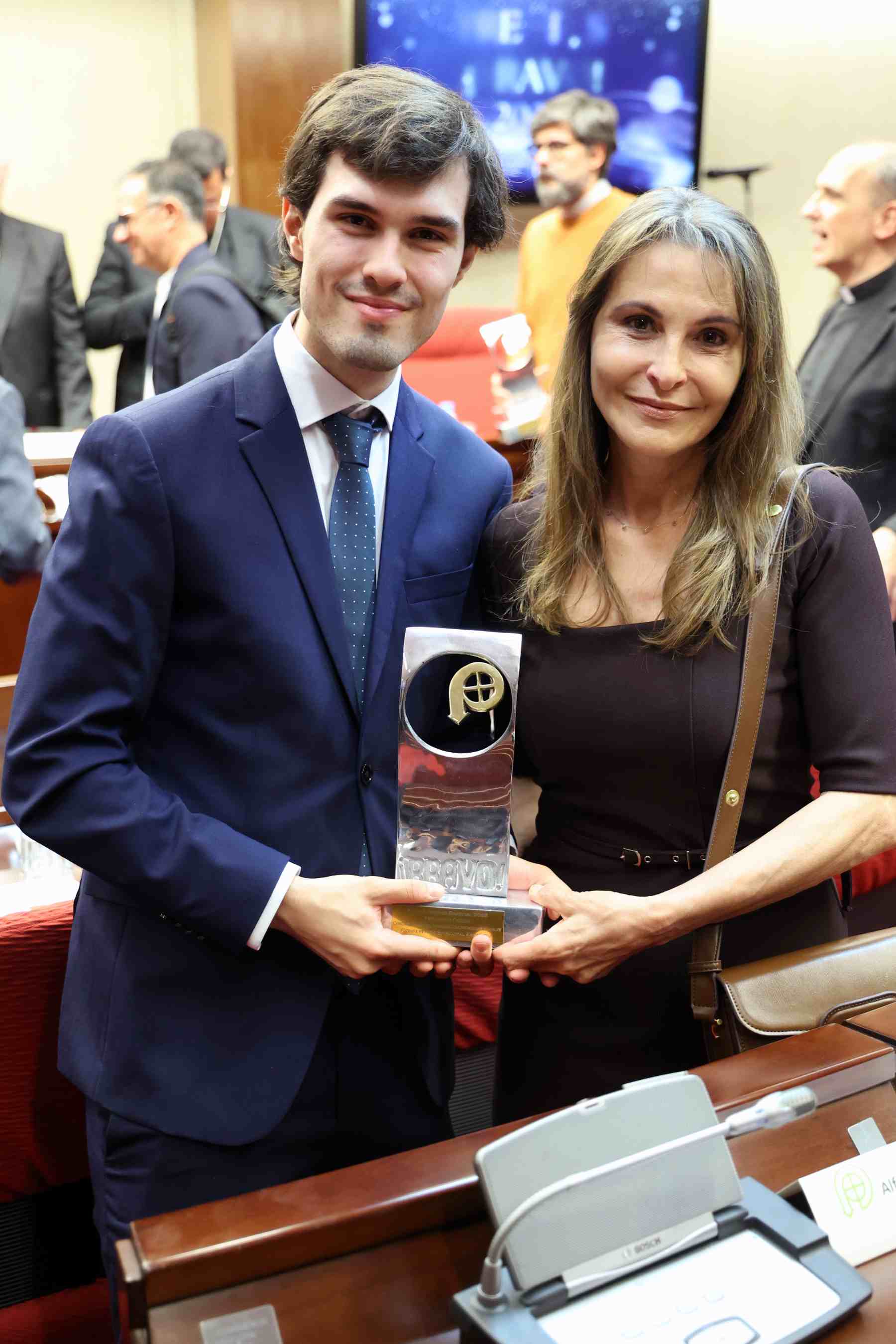 &Aacute;ngela Rodrigo y Fernando &Oacute;nega Rodrigo durante la entrega de los Premios &iexcl;Bravo!. (Foto: Europa Press)