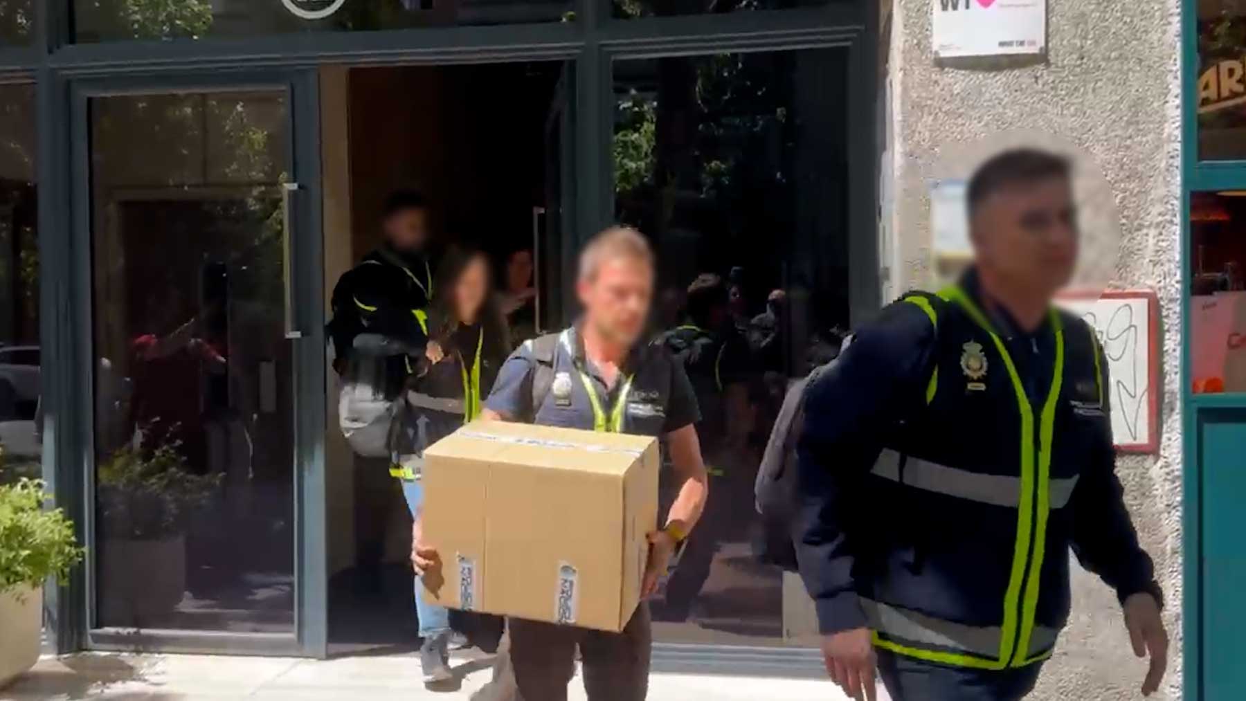 La UDEF concluye el registro de la empresa de las hijas de Zapatero tras seis horas de inspección