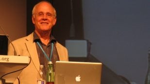 Premio Nobel David Gross en el 2010 Reuniones de premios Nobel en Lindau. Foto: @theterrifictc, CC BY-SA 2.0, vía Wikimedia Commons