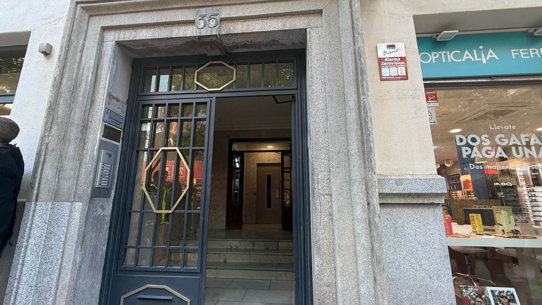 La Policía registra el despacho de Zapatero, muy cerca de la sede del PSOE, y las empresa de sus hijas