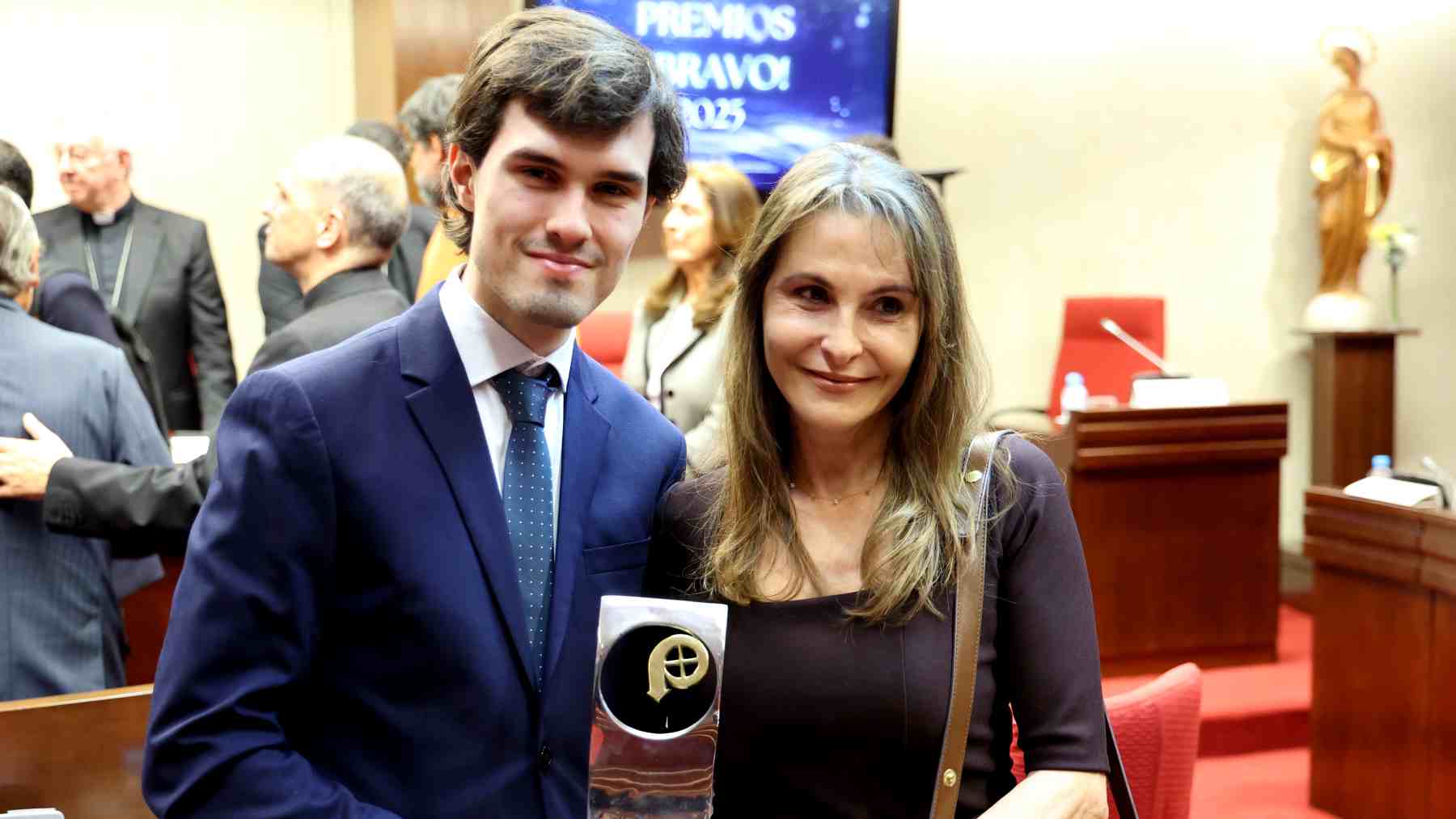 Ángela Rodrigo y Fernando Ónega Rodrigo durante la entrega de los Premios ¡Bravo!. (Foto: Europa Press)