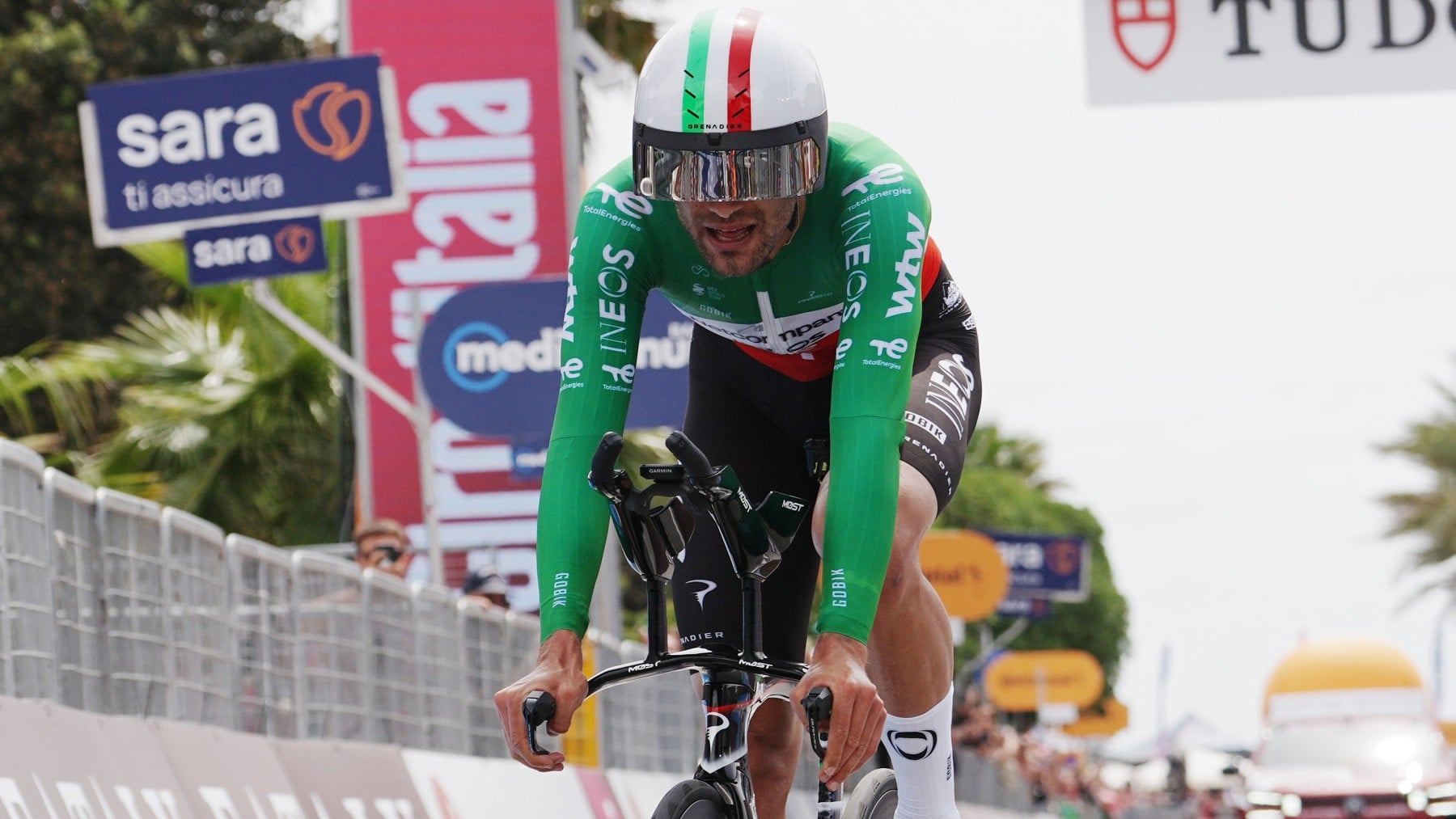 Ganna revienta la crono del Giro y Vingegaard ya acecha la maglia rosa