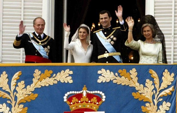 Juan Carlos I, Do&ntilde;a Sof&iacute;a y los Reyes Felipe y Letizia el d&iacute;a de su boda. (Foto: Getty Images)