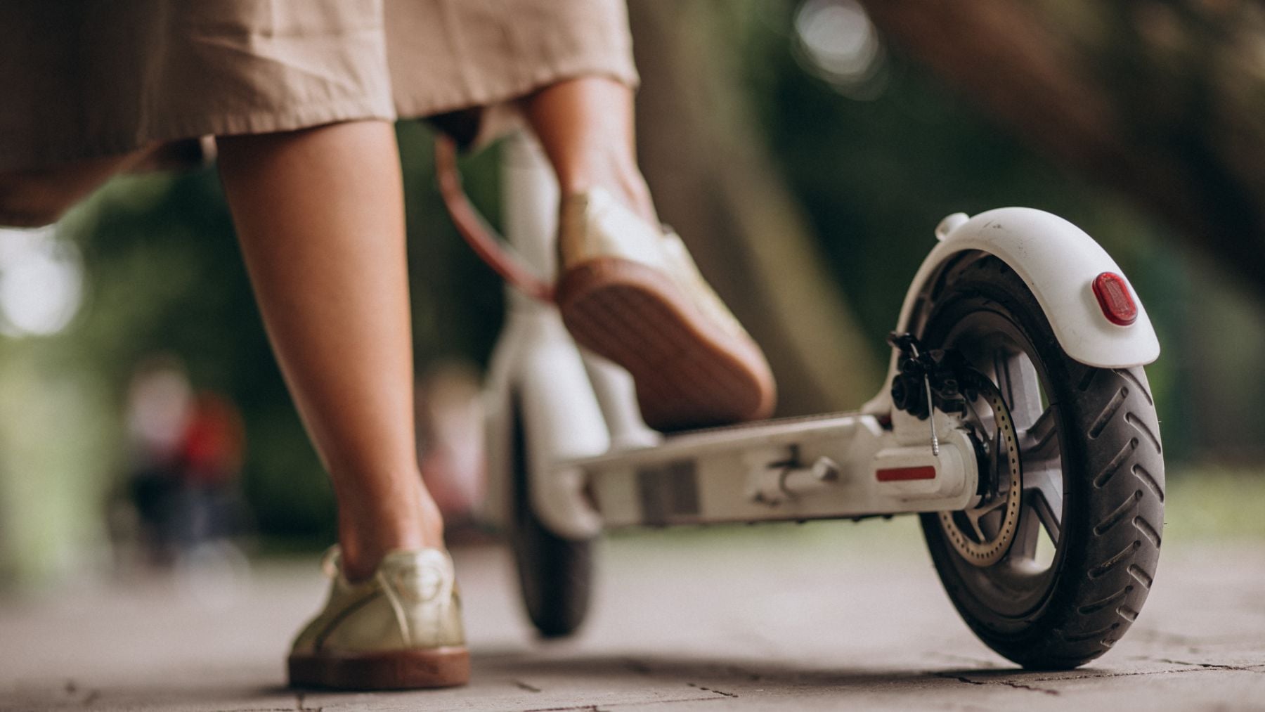 ¿Puede prohibirme la comunidad de vecinos cargar mi patinete electrico en una zona común? Esto dice la Ley de Propiedad Horizontal