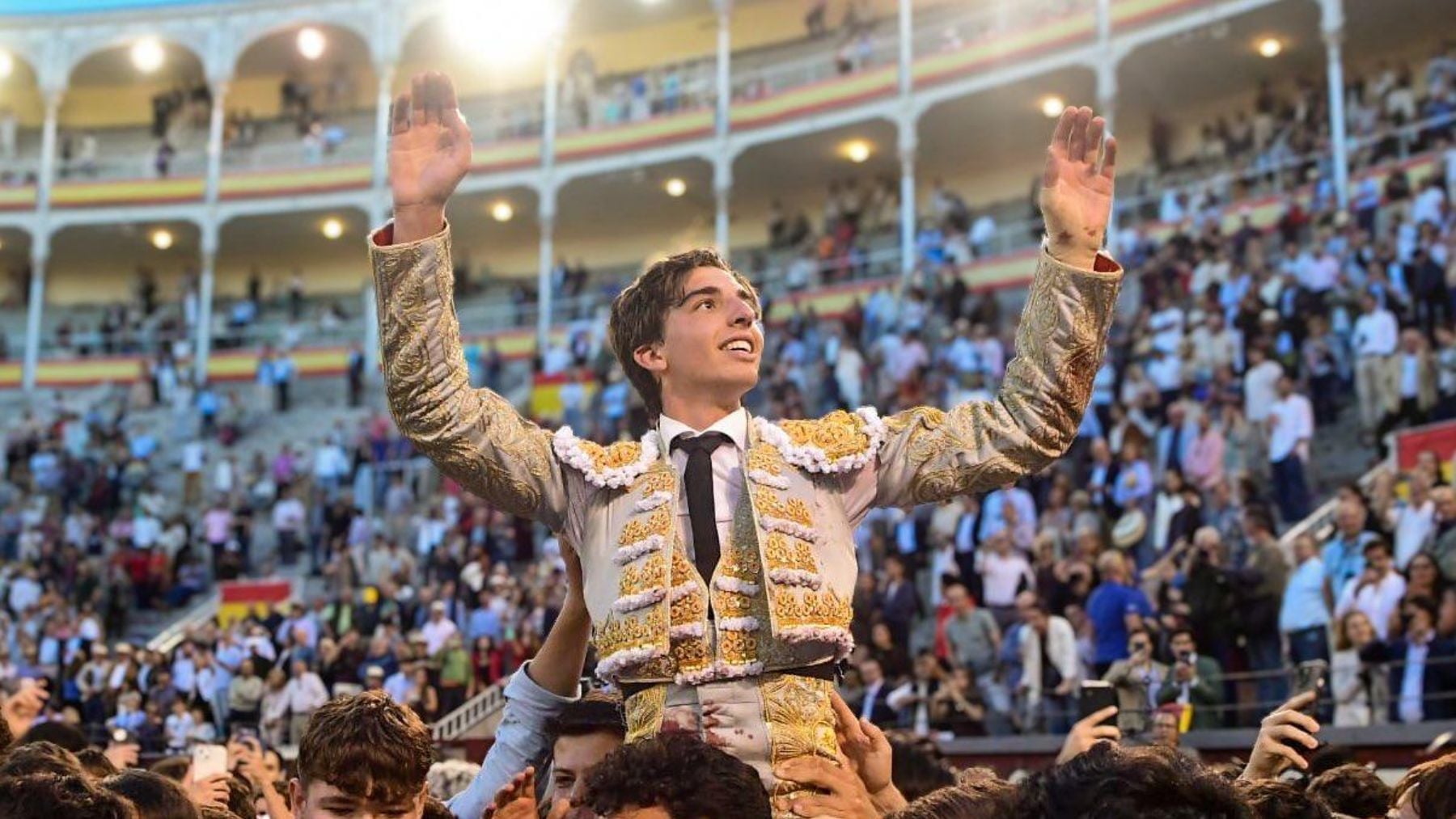Julio Norte sale por la Puerta Grande de Las Ventas en su presentación de novillero