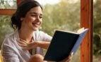 Una mujer sonriente leyendo un libro. Foto: Freepik
