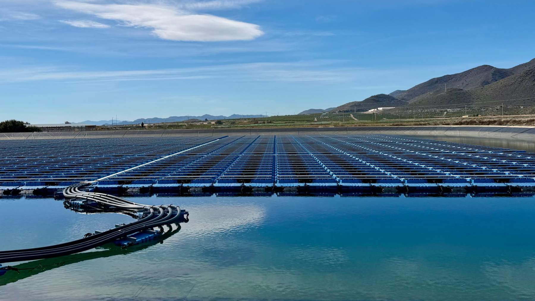 Instalación de placas solares flotantes en la potabilizadora de La Contraparada, en Murcia. (Foto: Ayuntamiento de Murcia).
