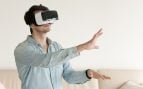 Hombre experimentando con la realidad virtual. Foto: Freepik