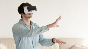 Hombre experimentando con la realidad virtual. Foto: Freepik