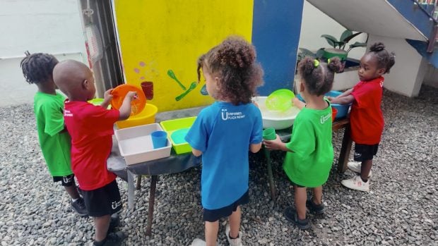 Voluntarios de la fundaci&oacute;n trabajando con los ni&ntilde;os. 