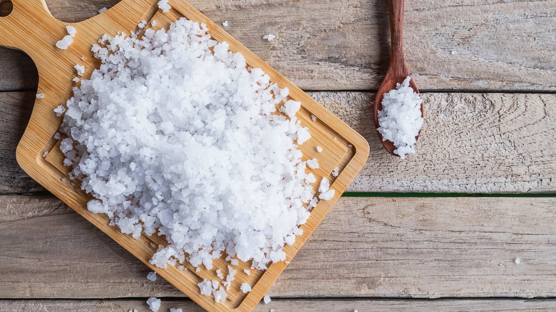 ¿Por qué los chefs ponen sal en la tabla de cortar? Un truco sencillo cuyo secreto te sorprenderá