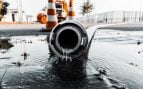 Tubo de desagüe expulsando aguas residuales. Foto: Freepik / wirestock