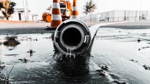 Tubo de desagüe expulsando aguas residuales. Foto: Freepik / wirestock