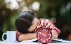 Fotografía conceptual sobre la impuntualidad. Joven durmiendo sobre libros. Foto: Freepik