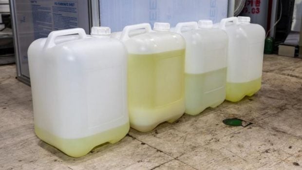 Hidrocarburos l&iacute;quidos producidos en la planta piloto y almacenados en contenedores de 20 litros. // Cr&eacute;dito: Instituto de Investigaci&oacute;n de Tecnolog&iacute;a Qu&iacute;mica de Corea (KRICT)