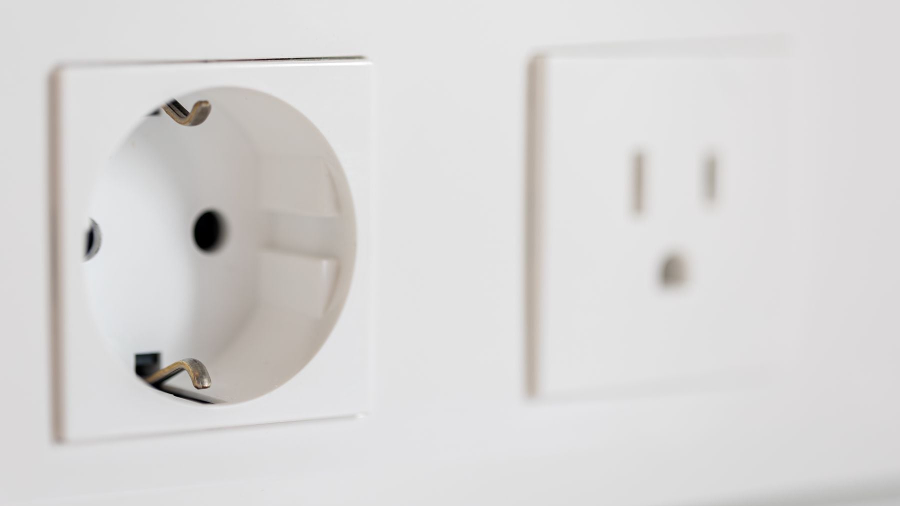 Para qué sirve este agujero que tienen muchos enchufes eléctricos: la función oculta que pocos conocen