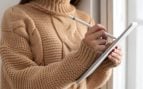 Mujer utilizando el Apple Pencil en su iPad. Foto: Freepik