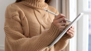 Mujer utilizando el Apple Pencil en su iPad. Foto: Freepik