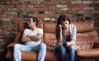 Pareja estresada por un conflicto en el sofá. Foto: Freepik
