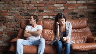 Pareja estresada por un conflicto en el sofá. Foto: Freepik