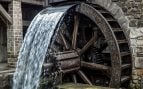 Rueda hidráulica para generar energía (Imagen hecha con IA)