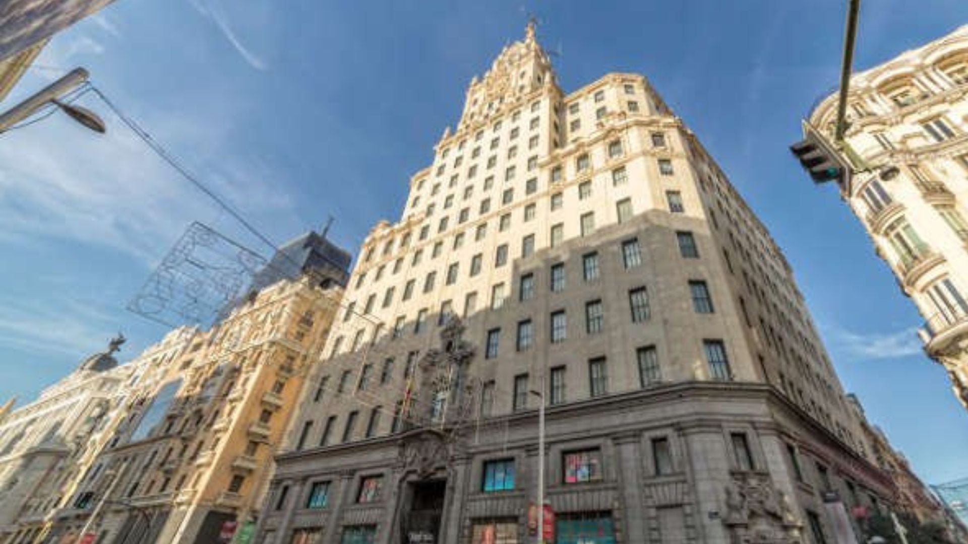Telefónica vende su sede histórica de Gran Vía al empresario Tomás Olivo por más de 200 millones